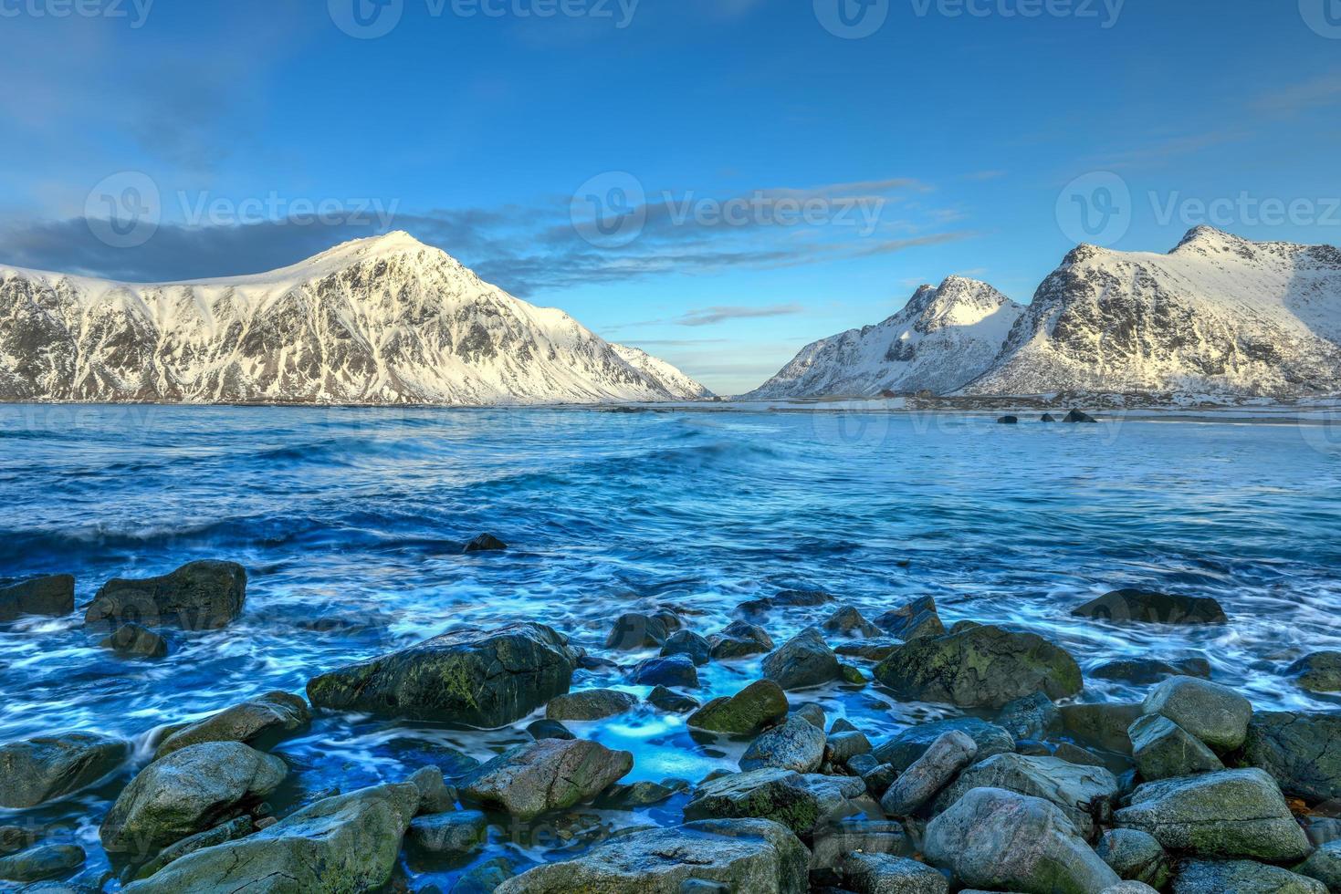 skagsanden spiaggia nel il lofoten isole, Norvegia nel il inverno. foto