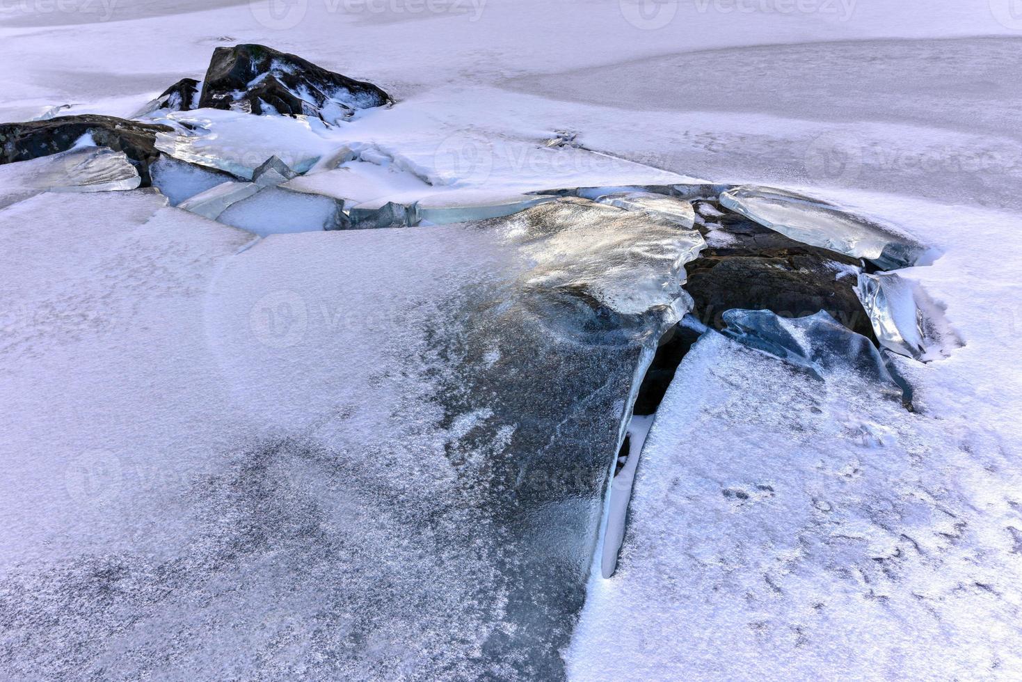 panoramico ciottolo spiaggia nel uova, lofoten isole, artico, Norvegia, Scandinavia, Europa su un' nuvoloso, inverno giorno. foto