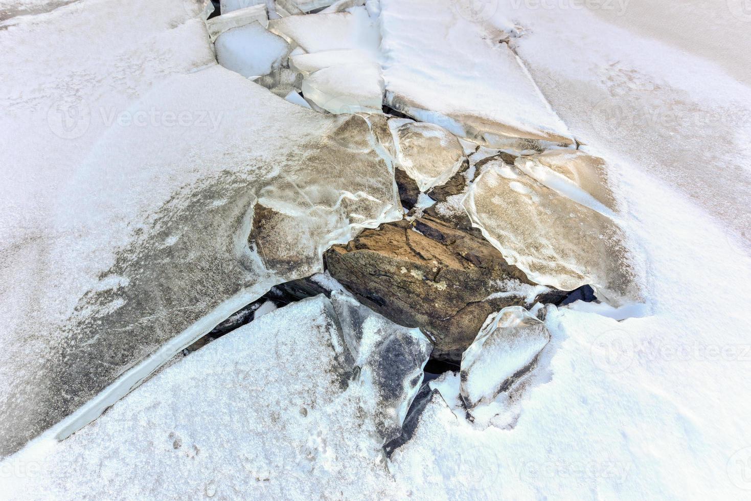 rocce rottura attraverso il ghiaccio a uova, lofoten isole, artico, Norvegia, Scandinavia, Europa su un' nuvoloso, inverno giorno. foto