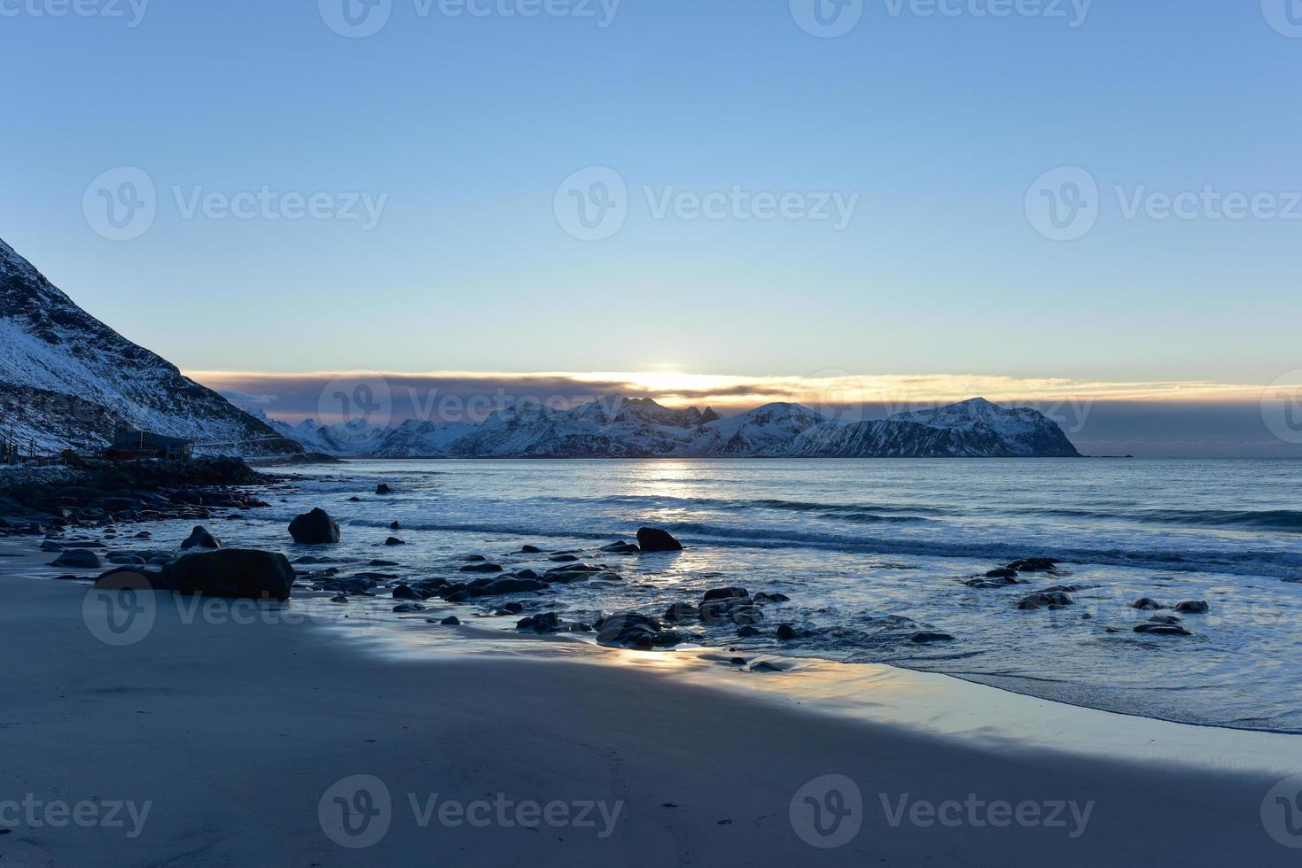 vikten spiaggia nel il lofoten isole, Norvegia nel il inverno a tramonto. foto