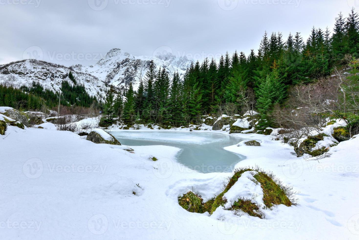 storvatnet lago nel davanti di il paesaggio di il lofoten montagne su il isola flakstadoy nel il inverno. foto