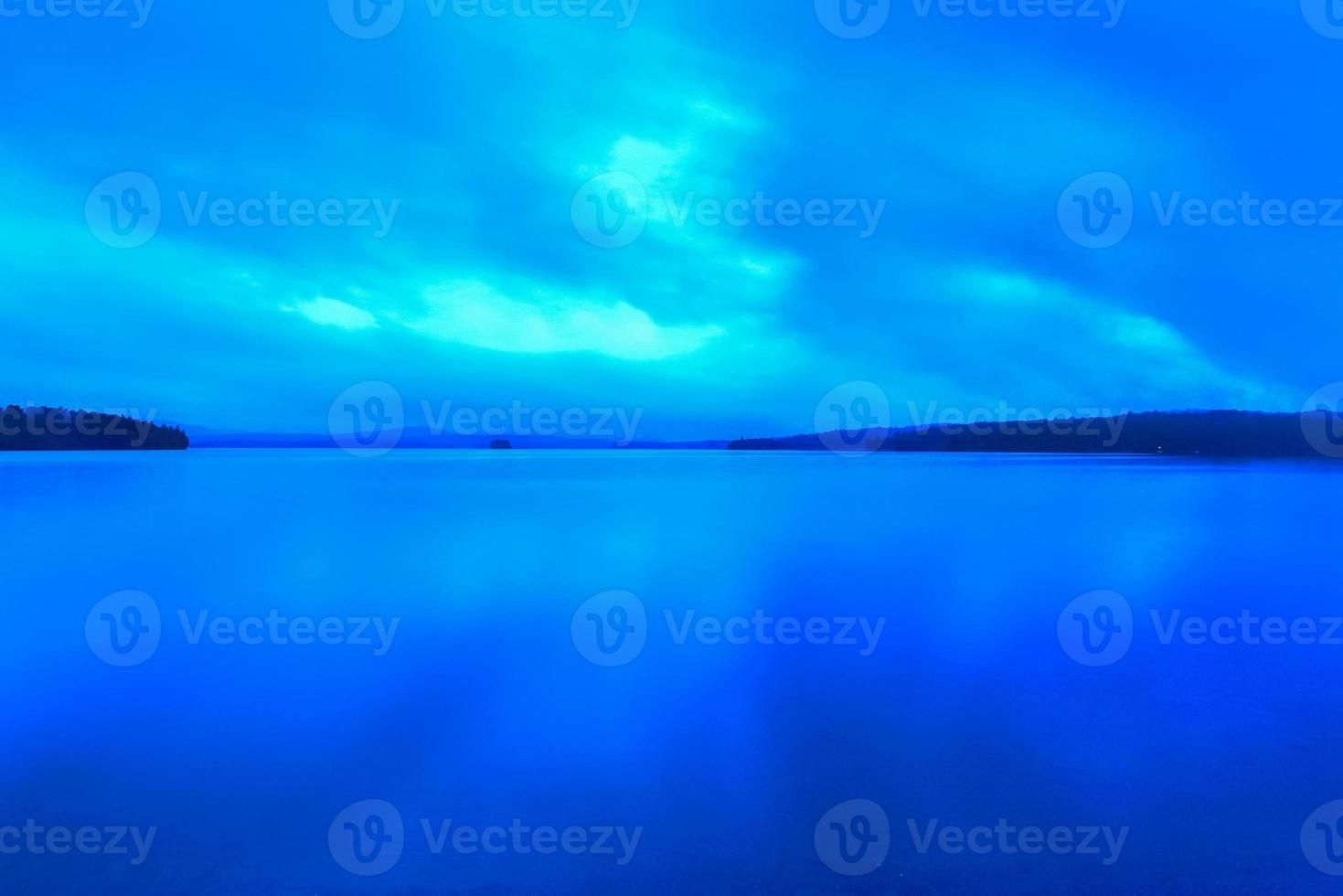 mirtillo lago, uno di il maggiore laghi nel il adirondack nel nuovo York a crepuscolo. foto