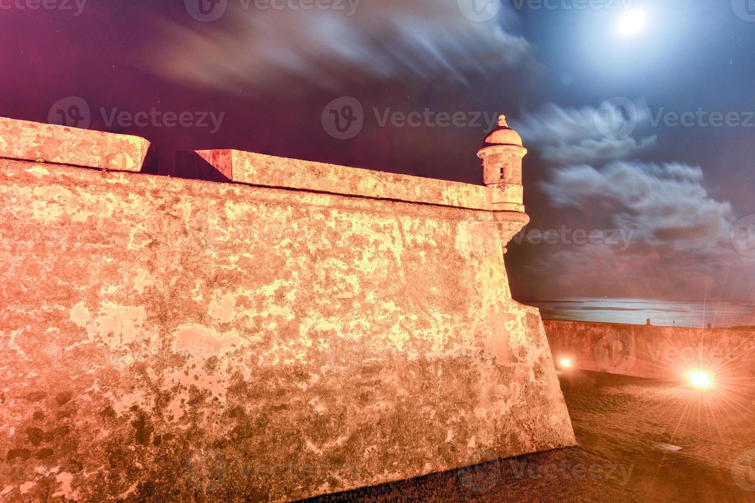 castillo san felipe del morro anche conosciuto come forte san felipe del morro o morro castello a crepuscolo. esso è un' 16 ° secolo cittadella collocato nel san Giovanni, puerto stecca. foto