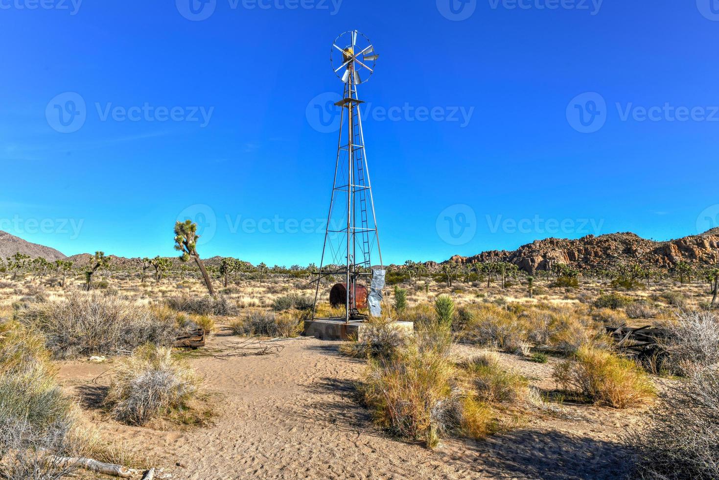 abbandonato attrezzatura e il mio lungo parete strada mulino pista nel Giosuè albero nazionale parco, California. foto