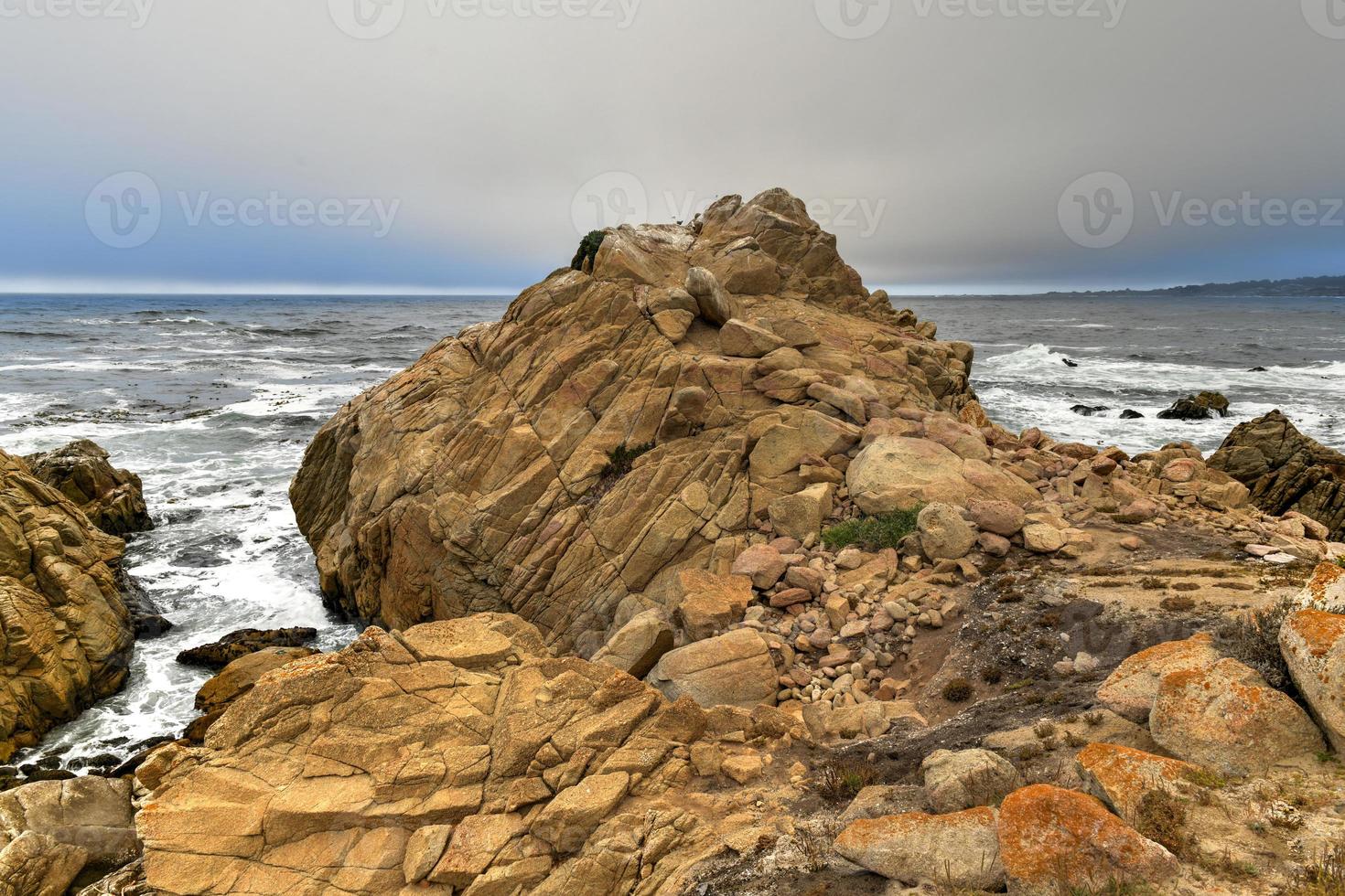 paesaggio di spagnolo baia lungo 17 miglio guidare nel il costa di ciottolo spiaggia, California foto