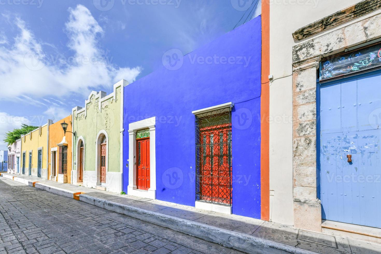 luminosa colori nel coloniale case su un' soleggiato giorno nel campeche, Messico. foto
