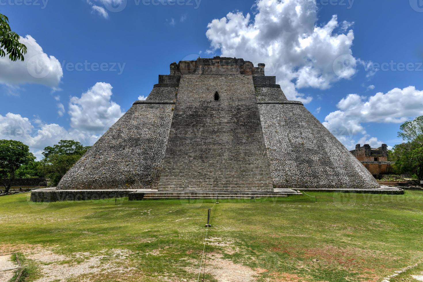 il piramide di il mago a uxmal, Yucatan, Messico. esso è il il più alto e maggior parte riconoscibile struttura nel uxmal. foto