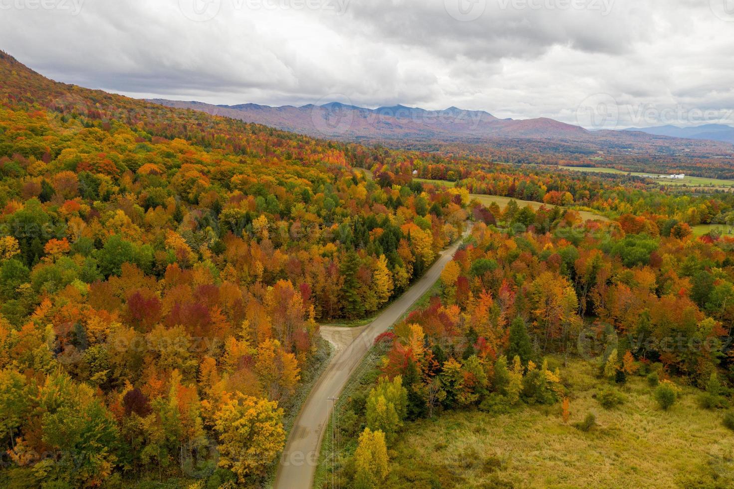 aereo Visualizza di Vermont e il circostante la zona durante picco fogliame nel autunno. foto