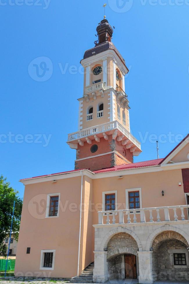 cittadina sala di kamenet podolsky nel Ucraina. kamenetz-podolsk città sala era costruito su il centrale piazza di il vecchio cittadina nel il 14 secolo e è considerato uno di il il più antico nel Ucraina. foto