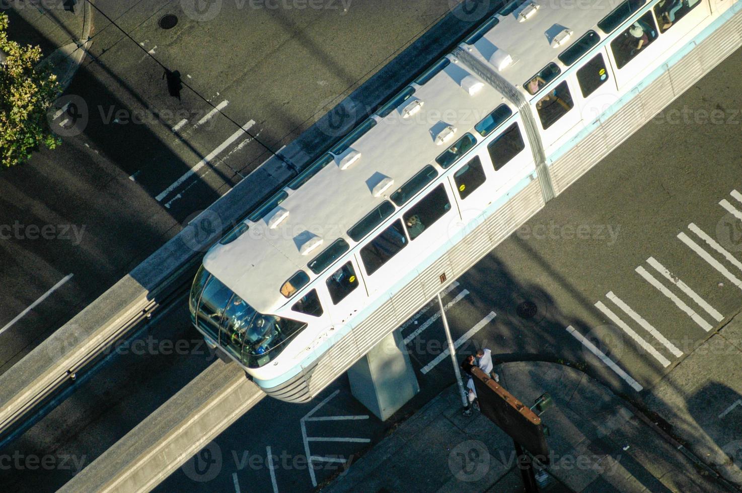 aereo Visualizza di il Seattle monorotaia in esecuzione attraverso il città nel Washington stato. foto