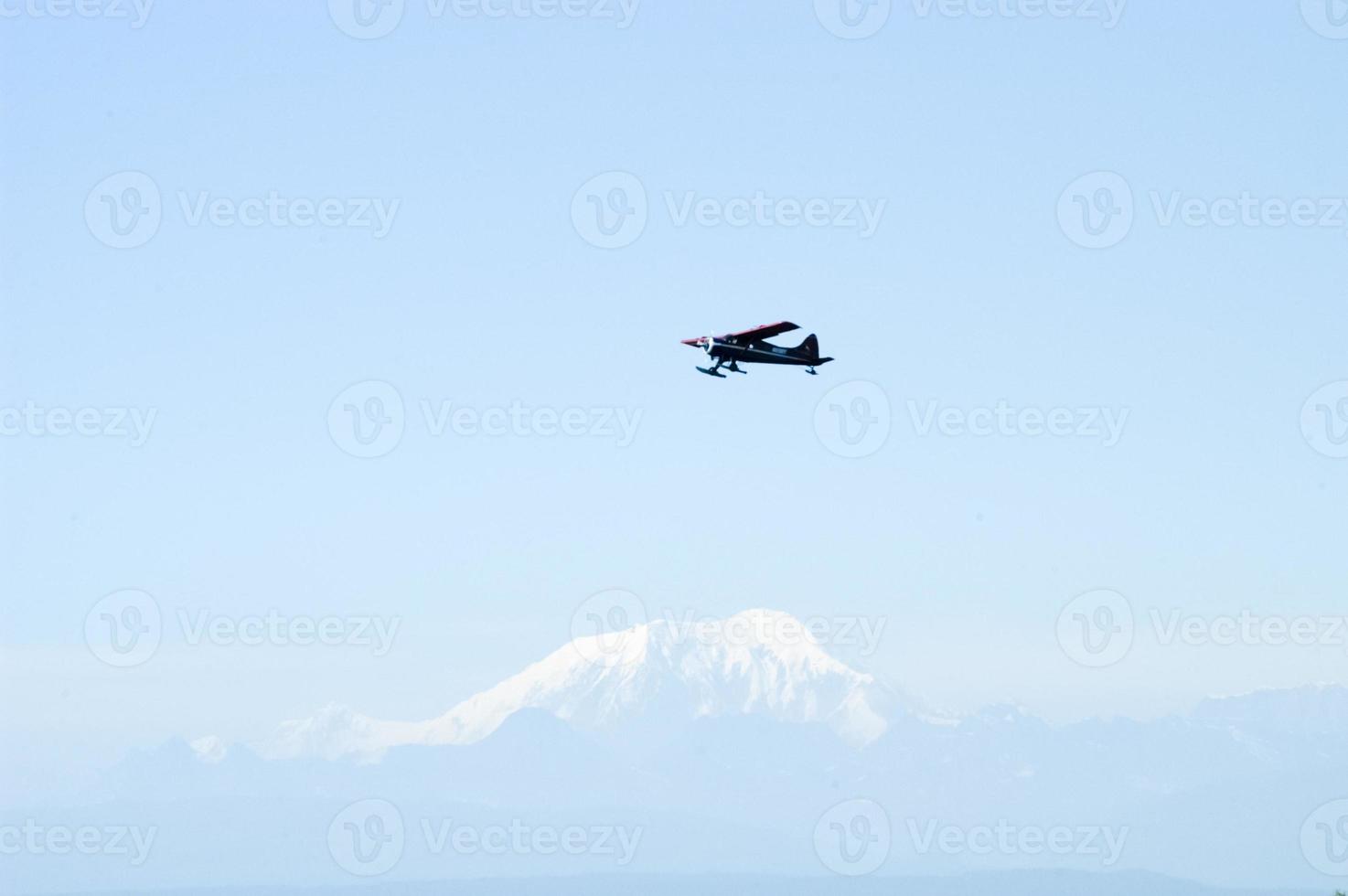 aereo volante passato il montagne circostante talketna, alaska foto