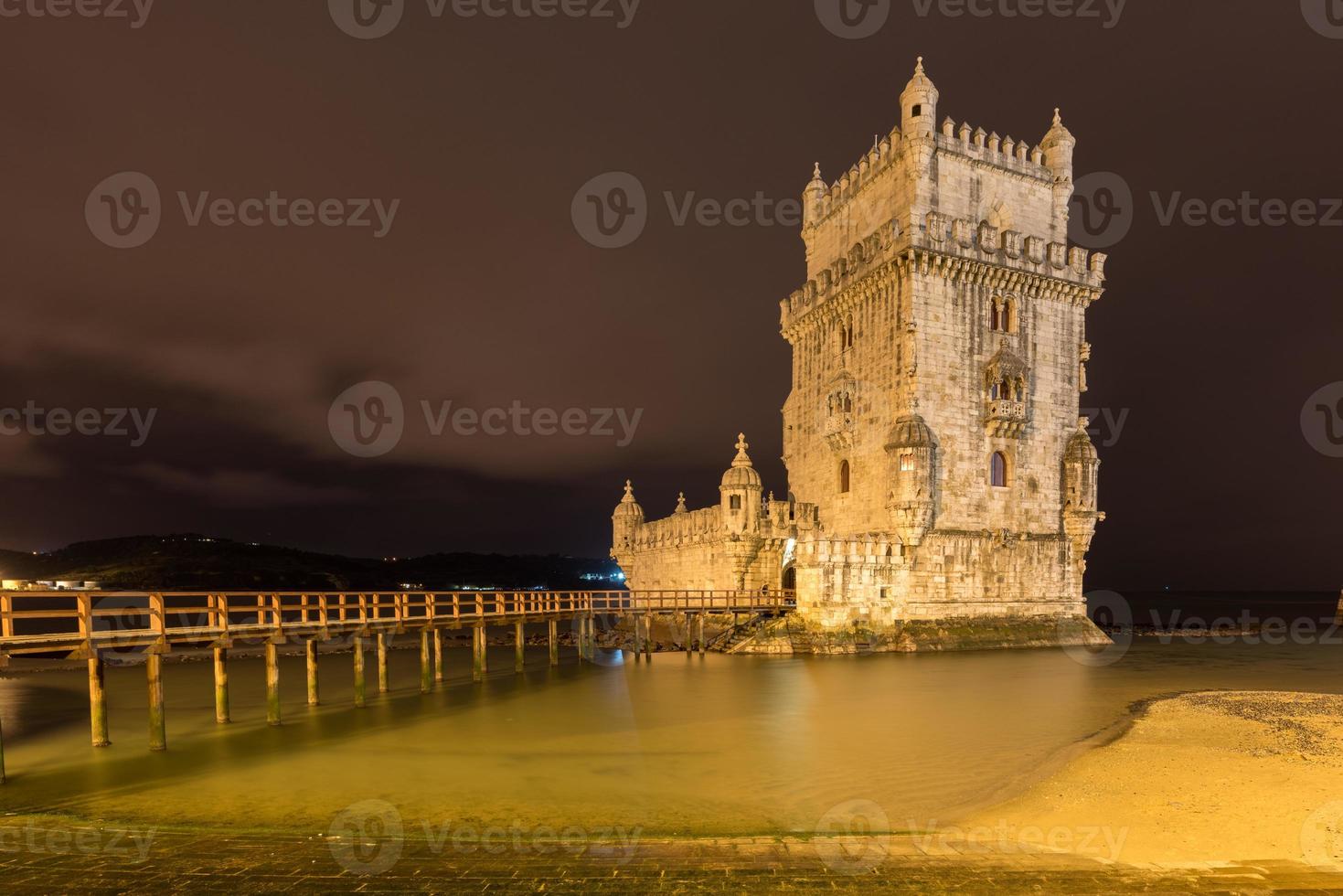 belem Torre nel Lisbona, Portogallo lungo il tagus fiume a notte. foto