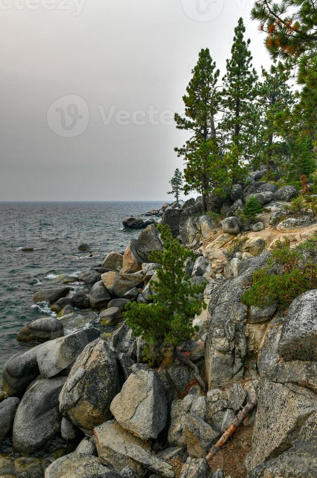 segreto baia lungo lago tahoe nel Nevada con un' nebbioso cielo dovuto per nelle vicinanze foresta incendi nel California. foto