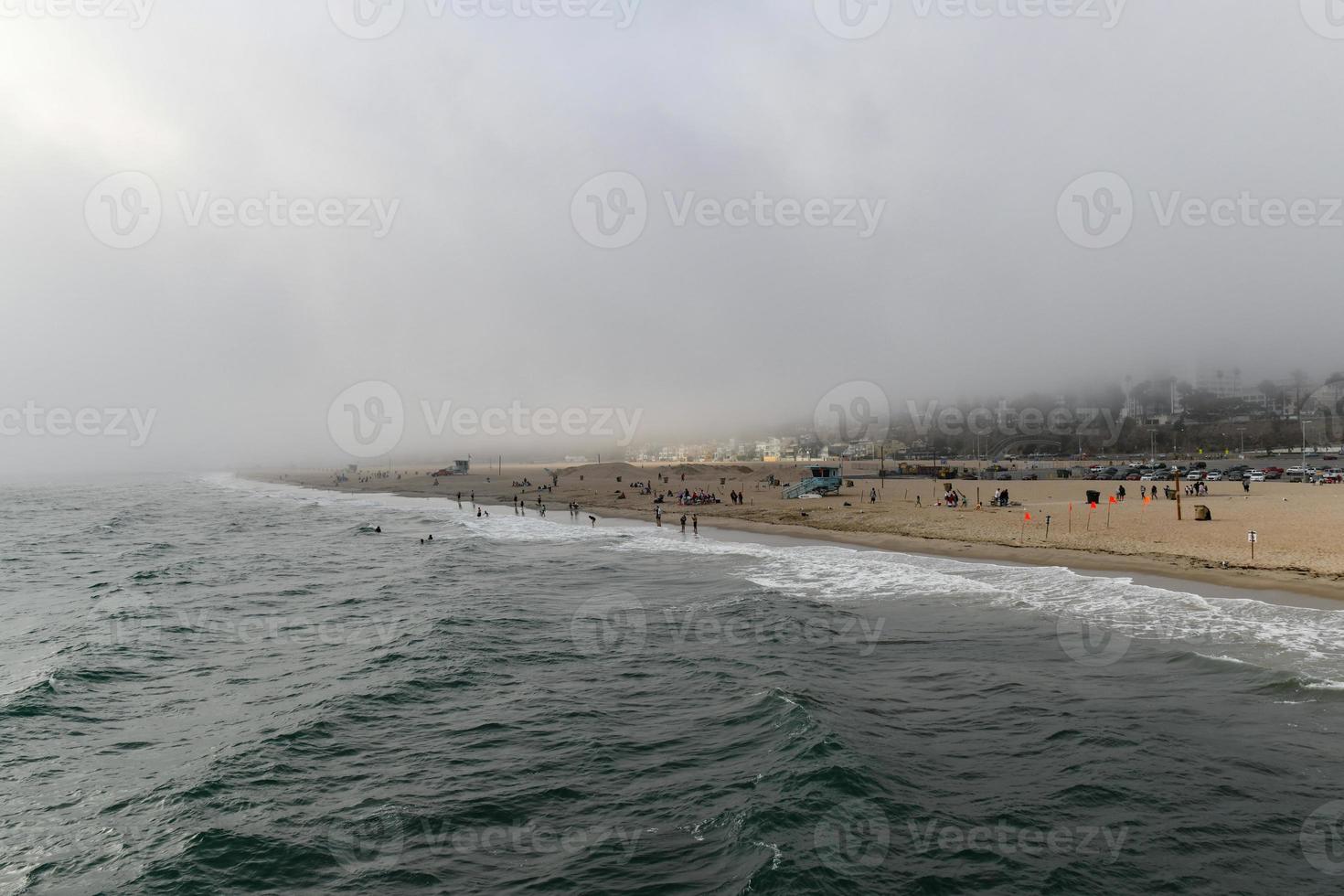 Santa monica spiaggia come un' nebbia lentamente si sposta nel via il Pacifico oceano. foto