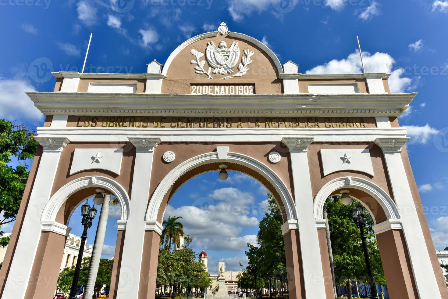 il arco di trionfo nel jose marti parco, cienfuegos, Cuba. il arco è un' monumento per cubano indipendenza. foto