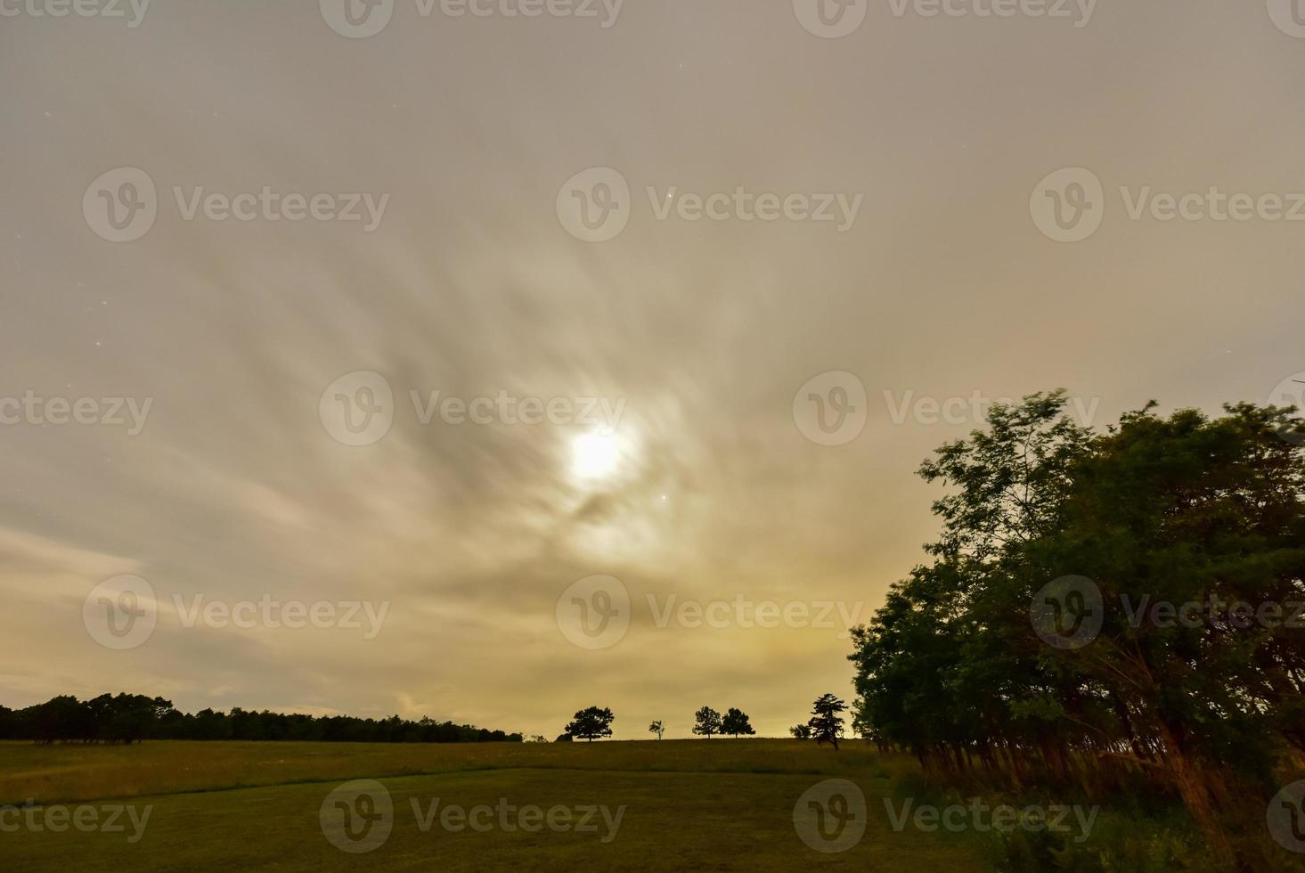 Visualizza di il stellato notte cielo nel shenandoah nazionale parco, Virginia foto