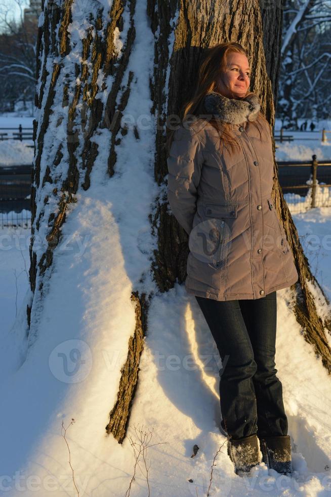 ragazza a tramonto nel centrale parco, nuovo York foto