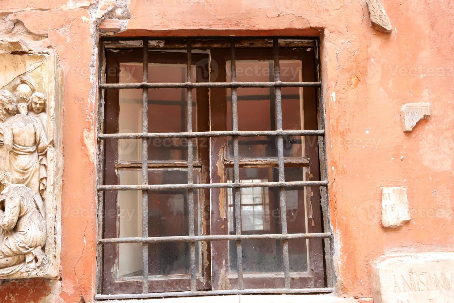 un' piccolo finestra nel un' Residenziale edificio nel un' grande città foto