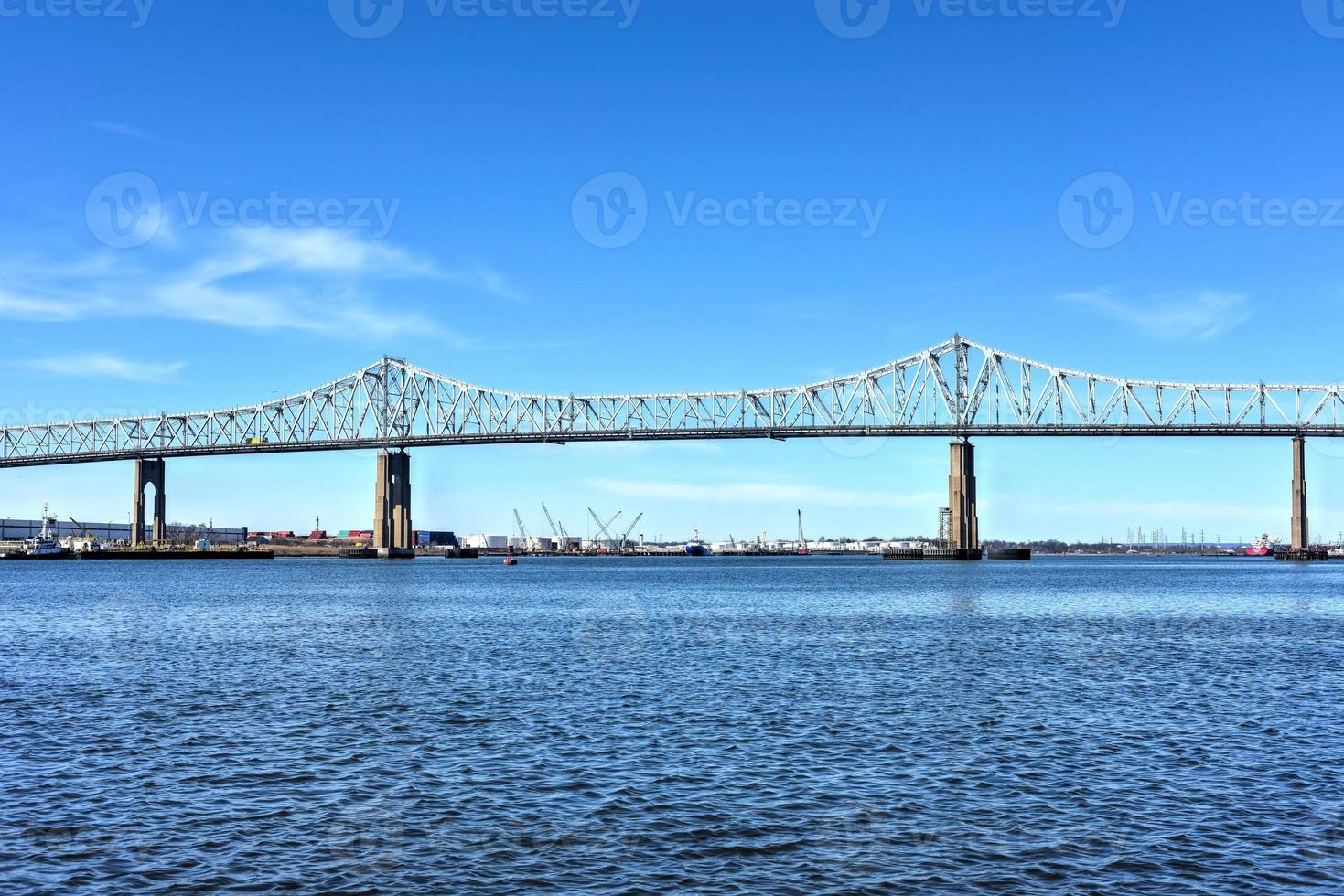 il ponte esterno attraversamento è un' mensola ponte quale campate il Arthur uccisione. il ponte esterno, come esso è spesso conosciuto, si connette Perth amico, nuovo maglia, con dichiarato isola, nuovo york. foto