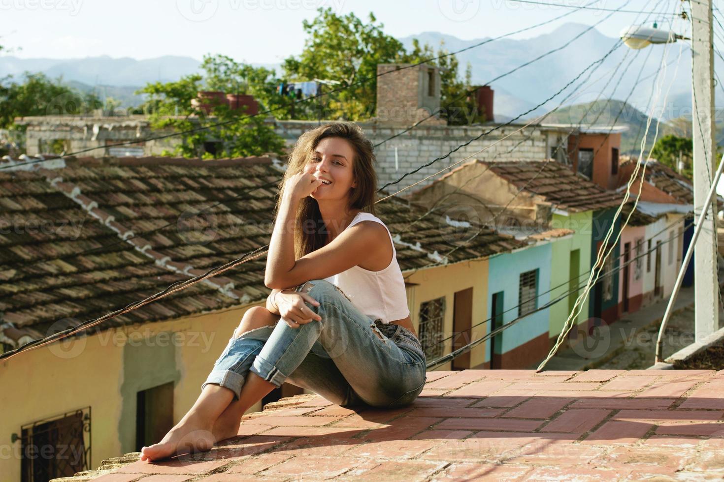 donna seduta su il tetto di vecchio Casa foto