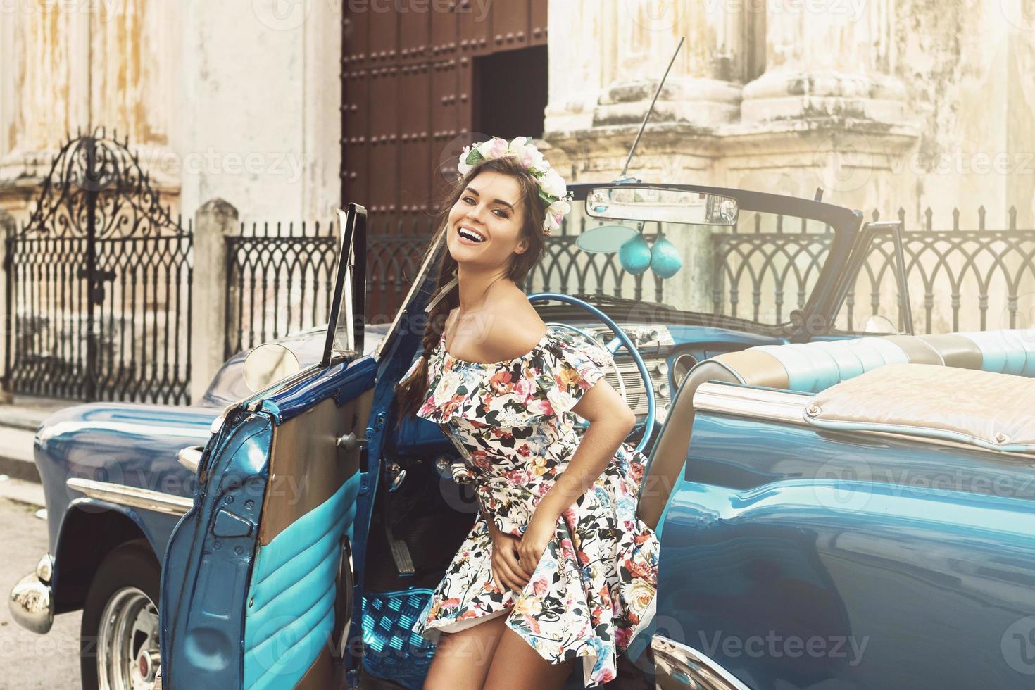 ritratto di donna nel bellissimo vestito accanto un' retrò auto foto