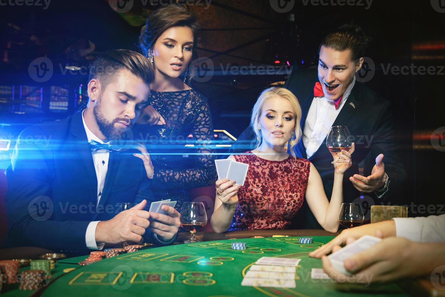 gruppo di ricco persone è giocando poker nel il casinò foto