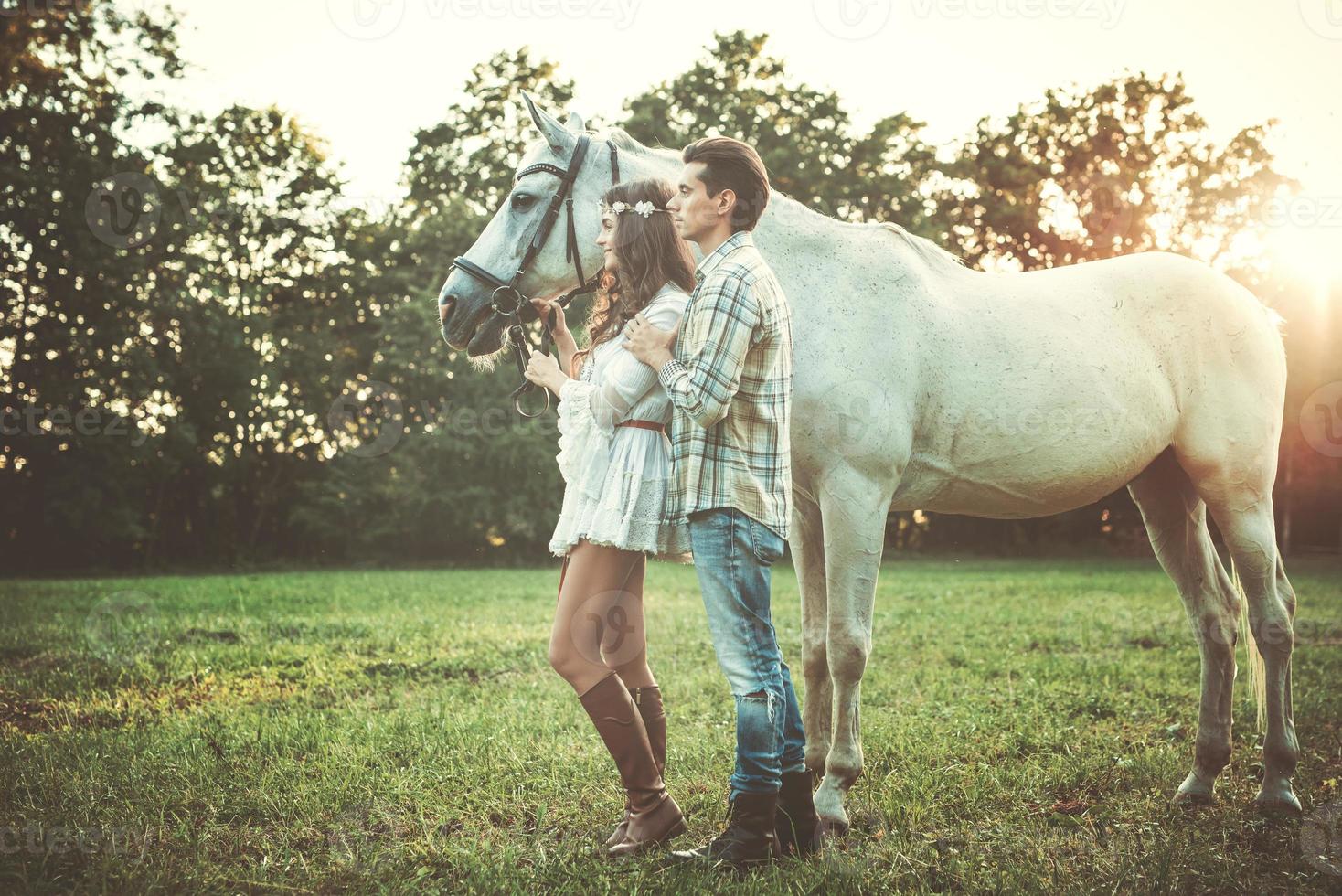 giovane contento coppia e bellissimo bianca cavallo foto