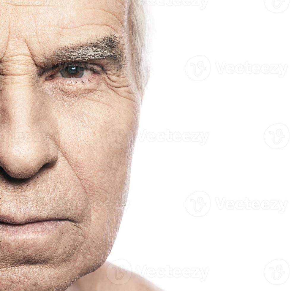 ritratto di anziano uomo su bianca sfondo foto