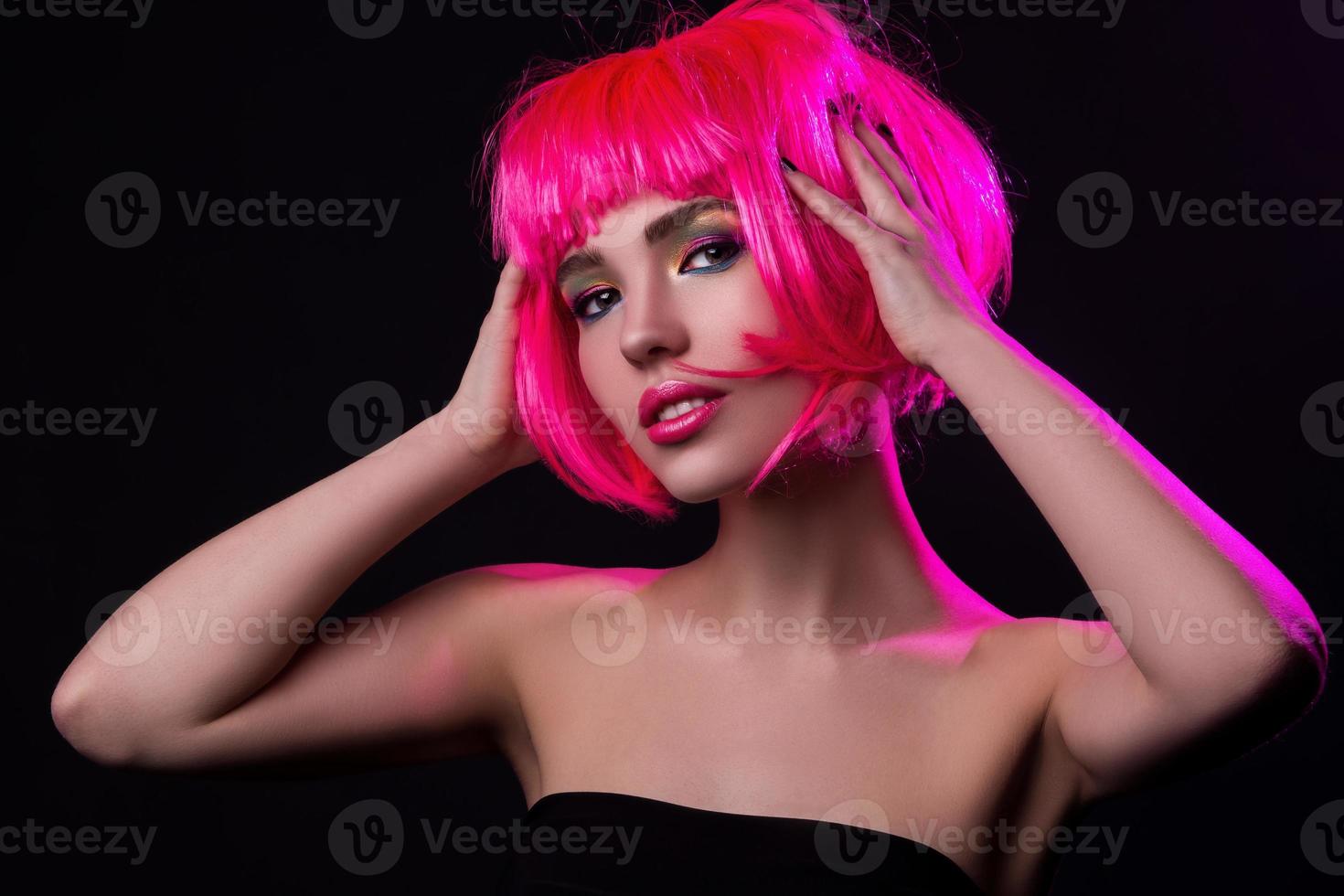 potrait di giovane donna con rosa capelli foto