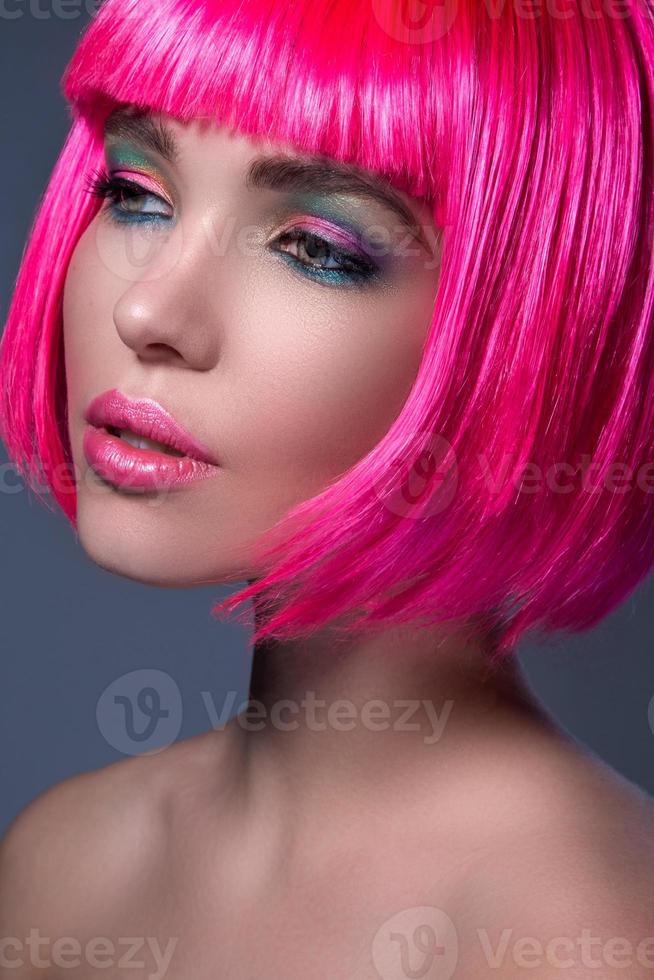 potrait di giovane donna con rosa capelli foto