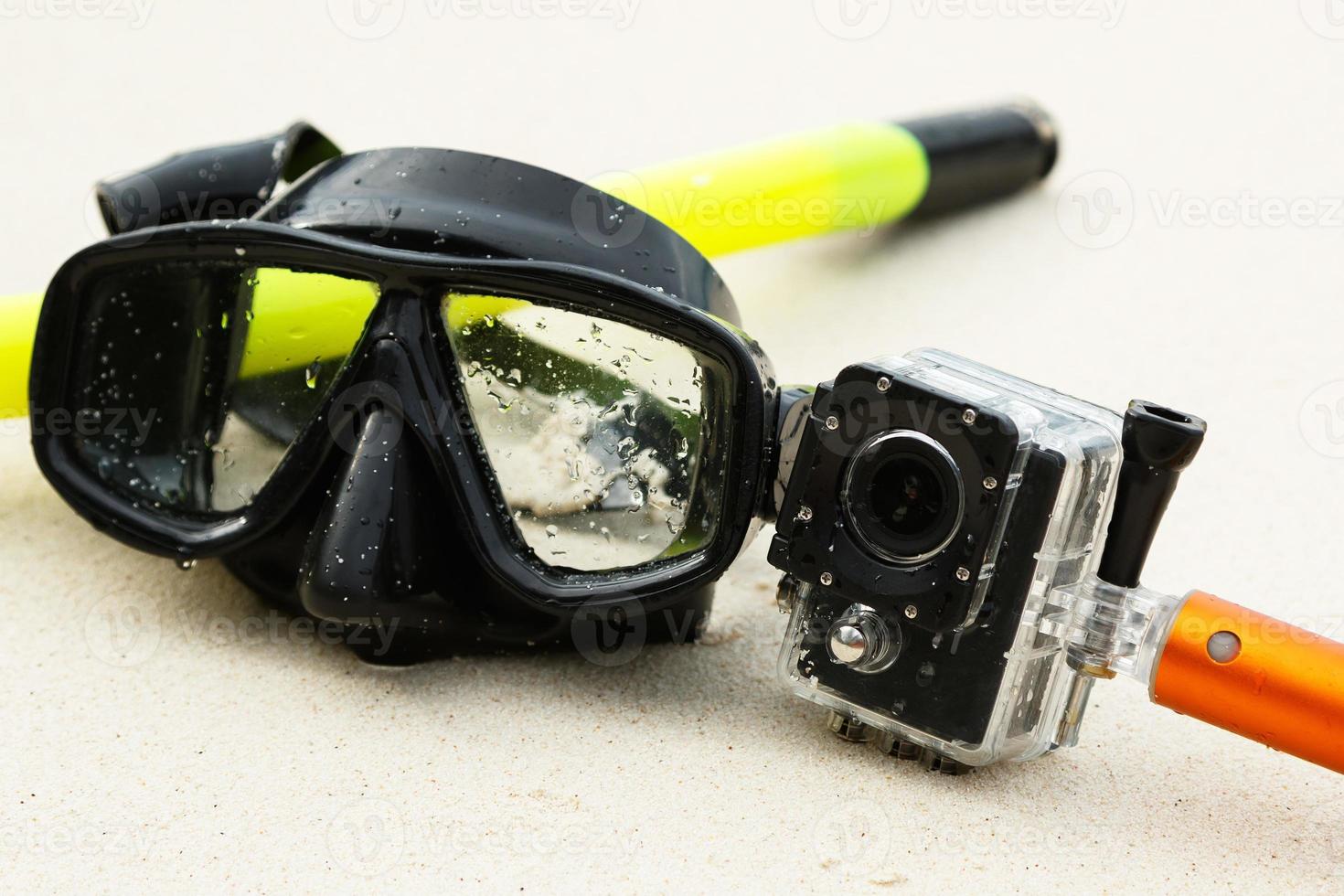 maschera per lo snorkeling e action cam foto