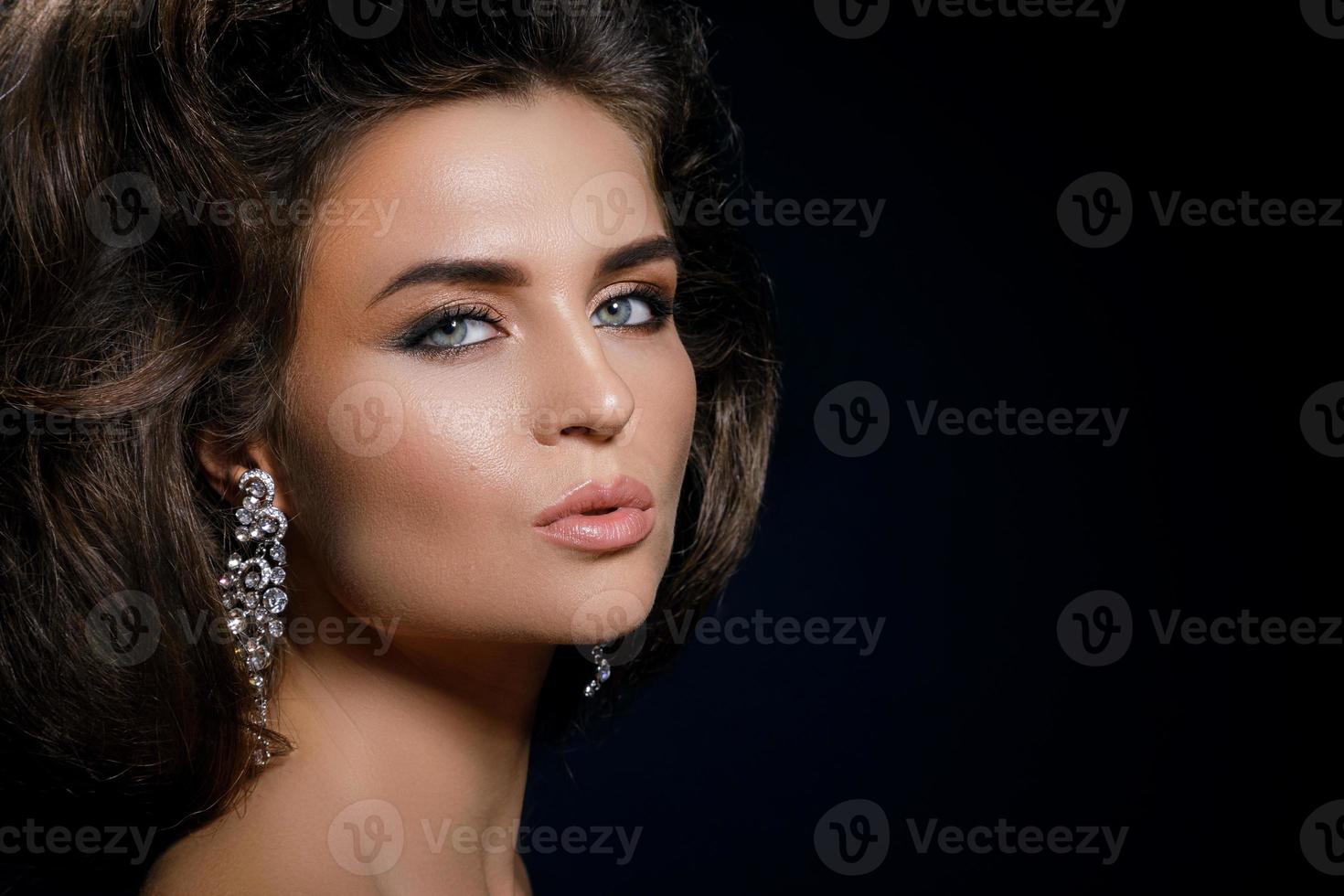 bellissima donna con un' bellissimo acconciatura e trucco foto