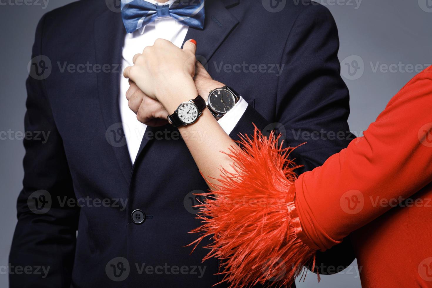 avvicinamento di bene vestito elegante coppia indossare orologi da polso foto