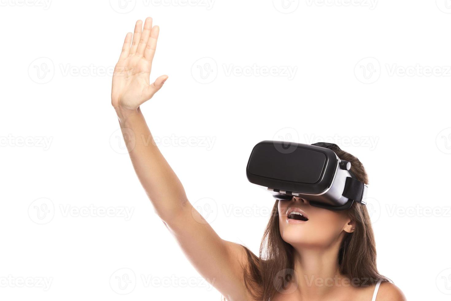 donna utilizzando vr cuffia su bianca sfondo foto