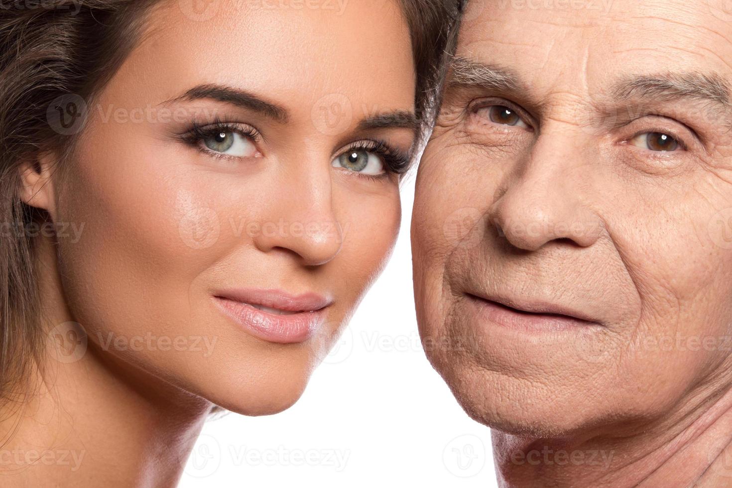 contento anziano padre e il suo bellissimo figlia foto