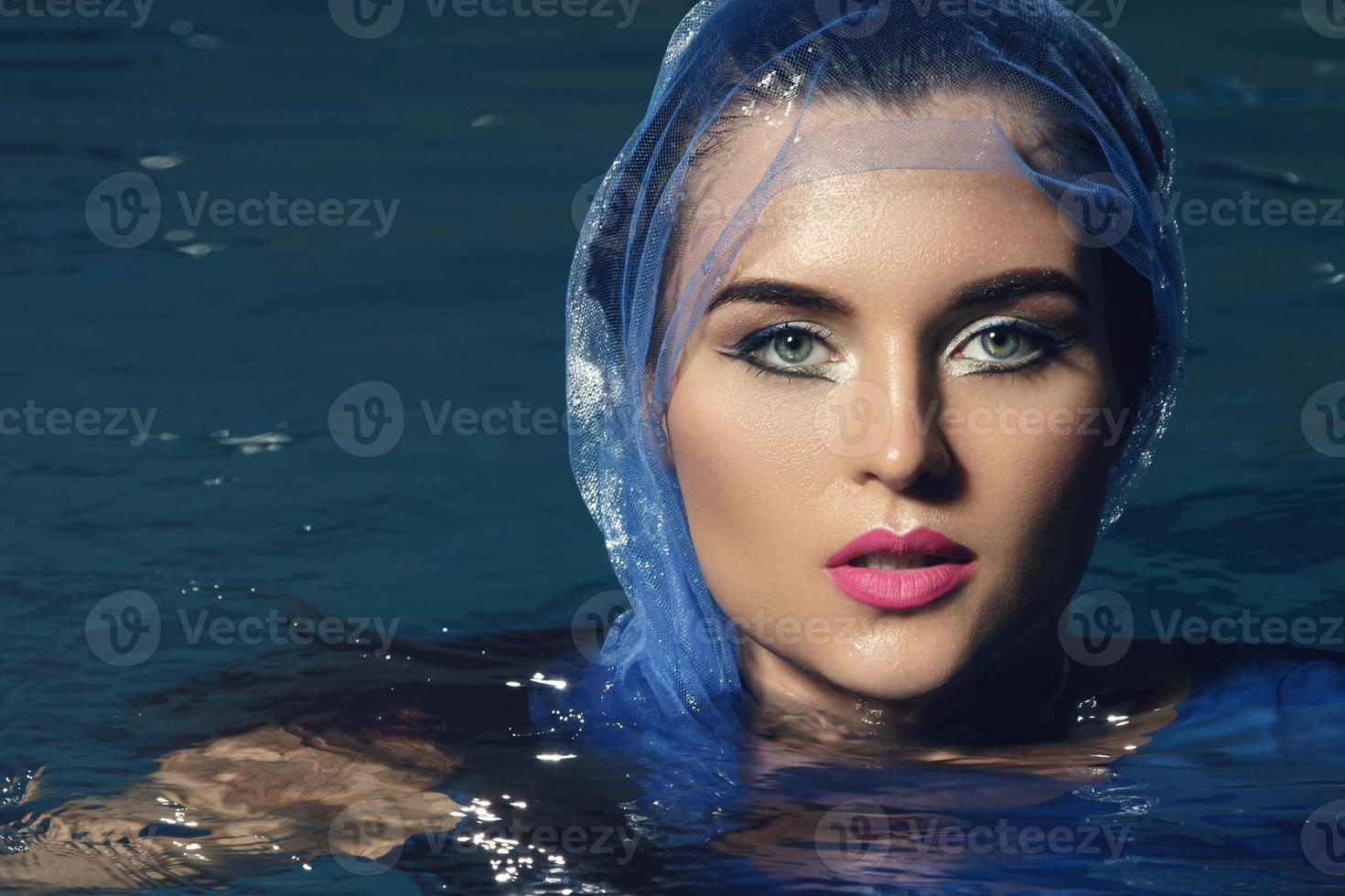 sexy modello con un' bellissimo trucco nel il nuoto piscina foto