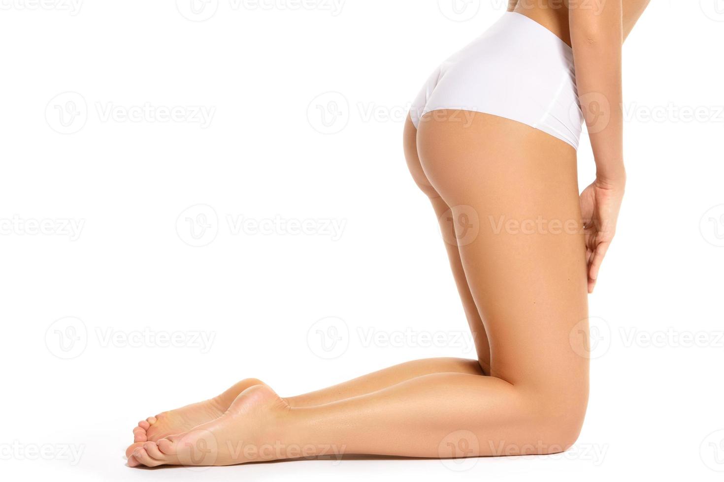 bellissimo femmina gambe con liscio pelle isolato su bianca sfondo foto