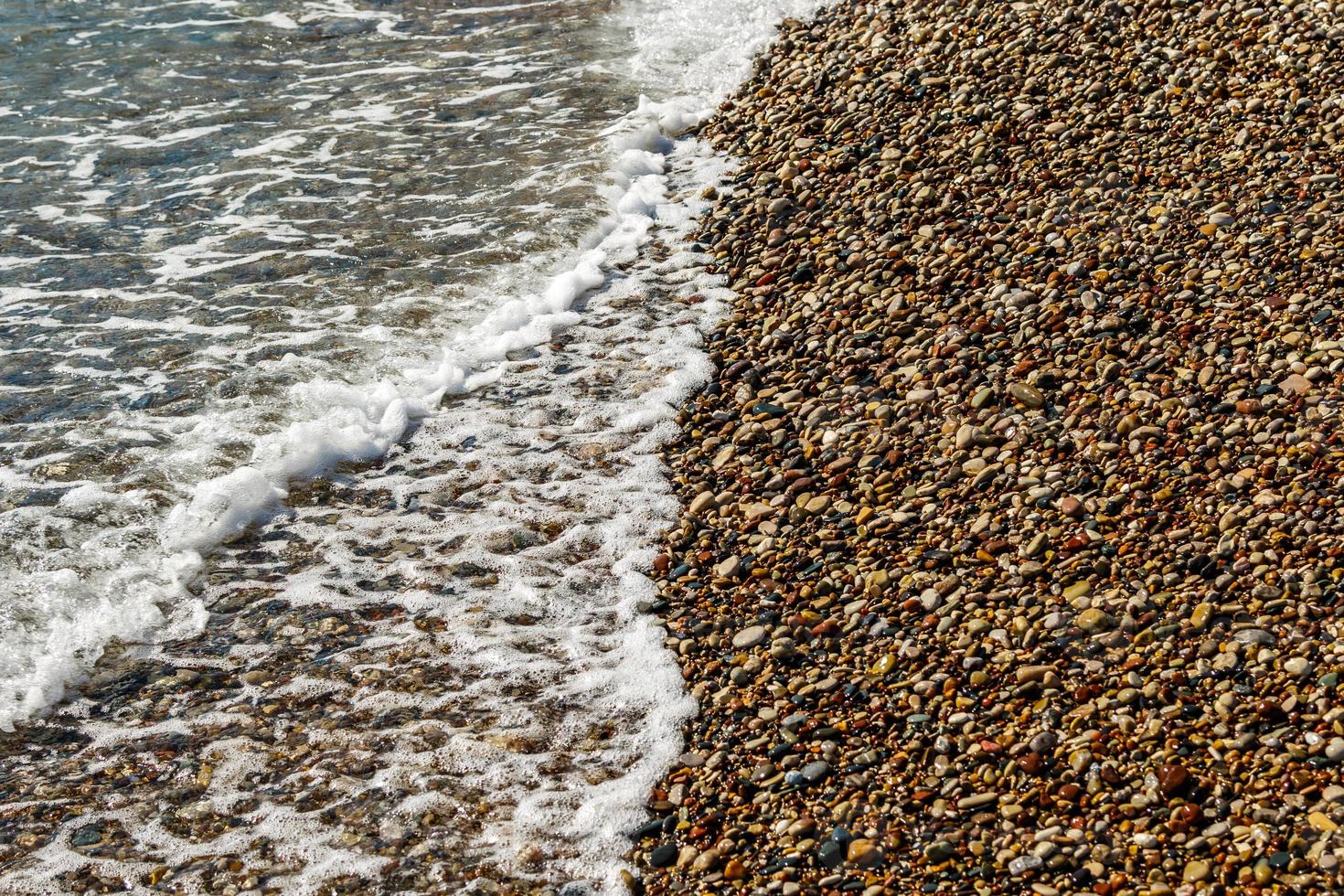 sfondo di ciottoli pietre su il spiaggia foto