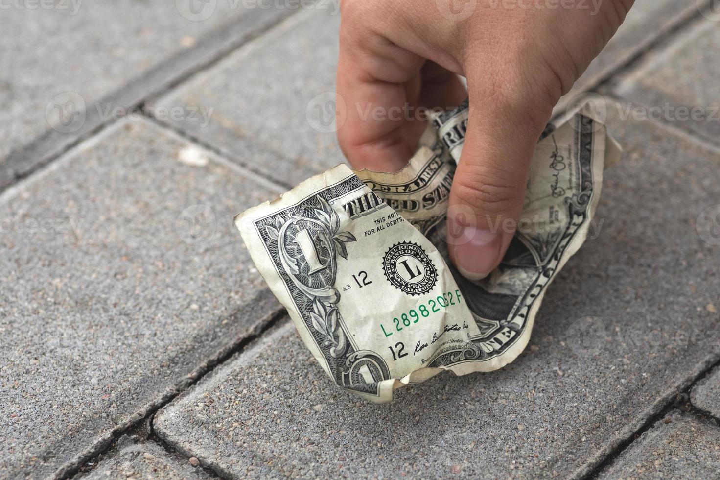 povero donna raccolta vecchio e spiegazzato uno dollaro conto foto