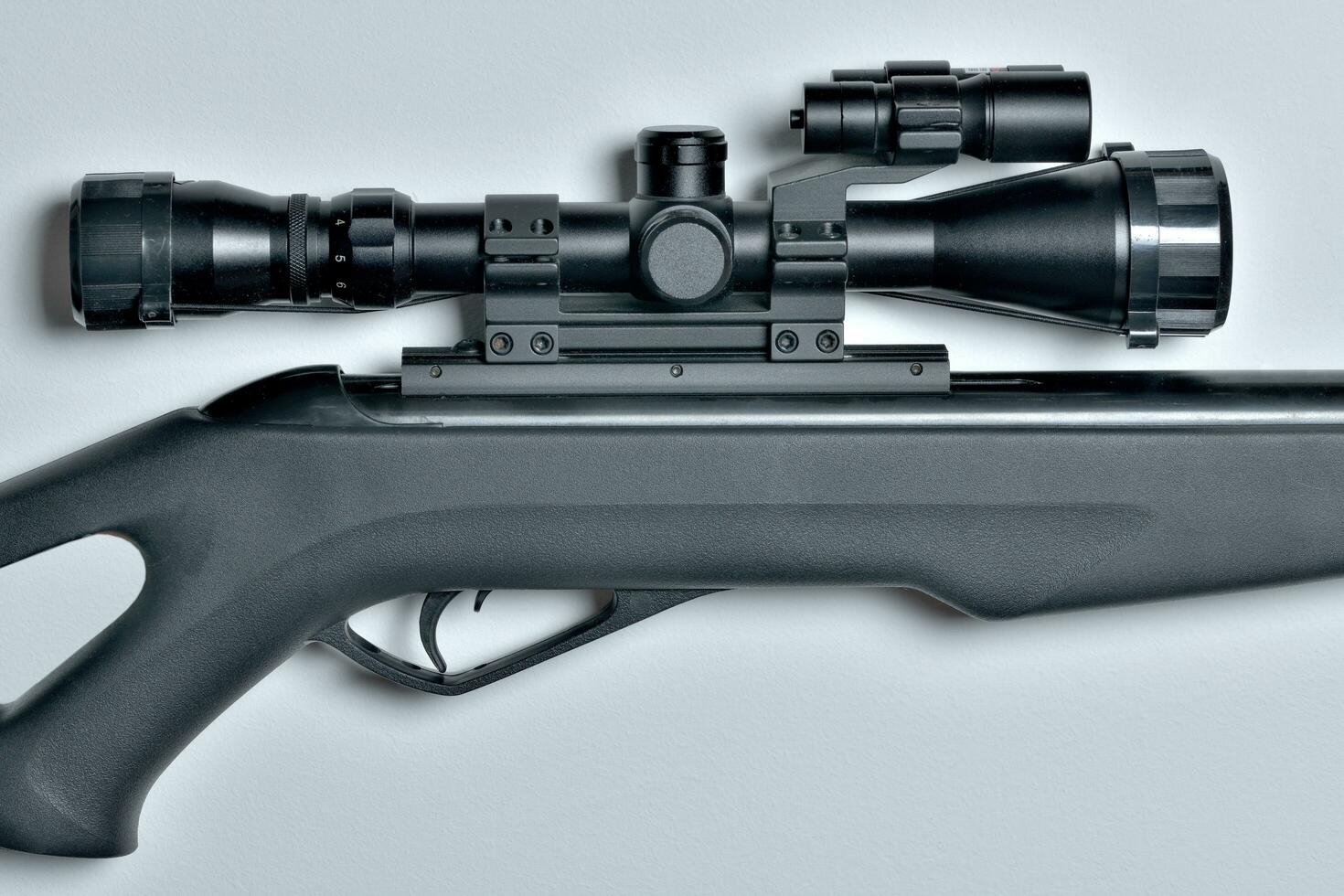 nero fucile con scopo isolato su bianca sfondo foto