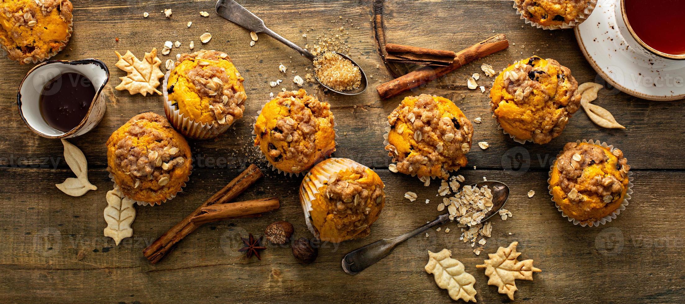 zucca muffin con avena e Marrone zucchero crollare foto