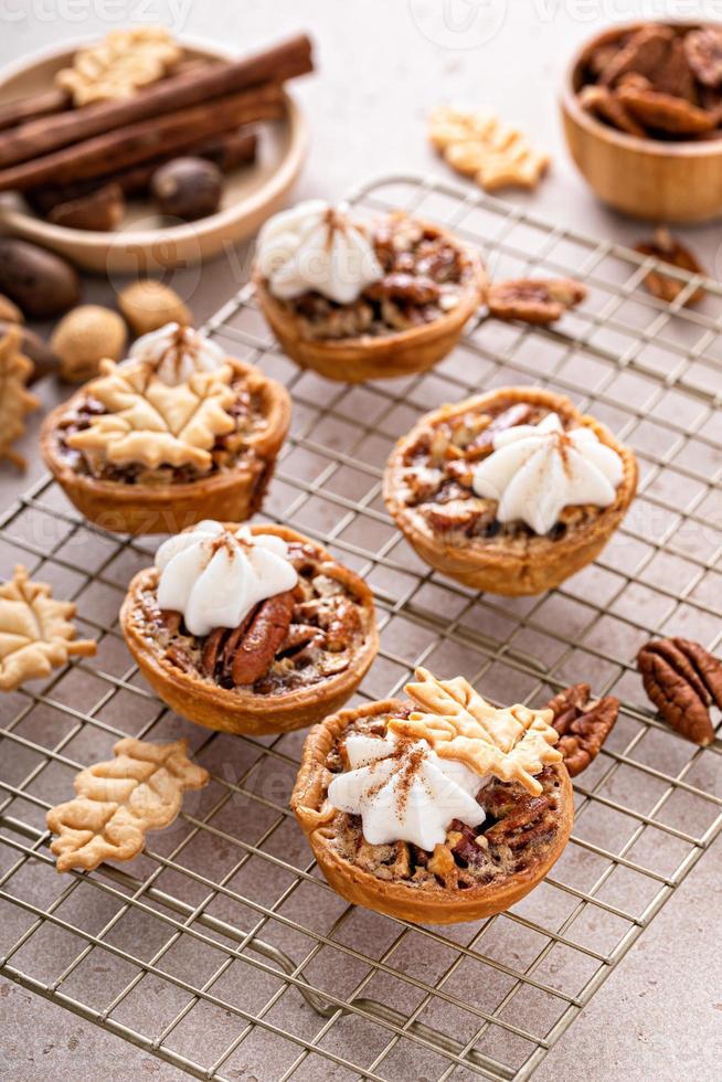 mini pecan torte al forno nel un' focaccina lattina foto