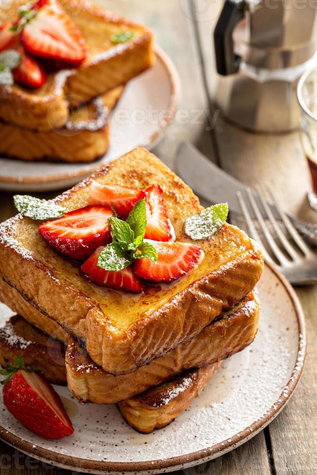 francese toast con fragola e in polvere zucchero foto