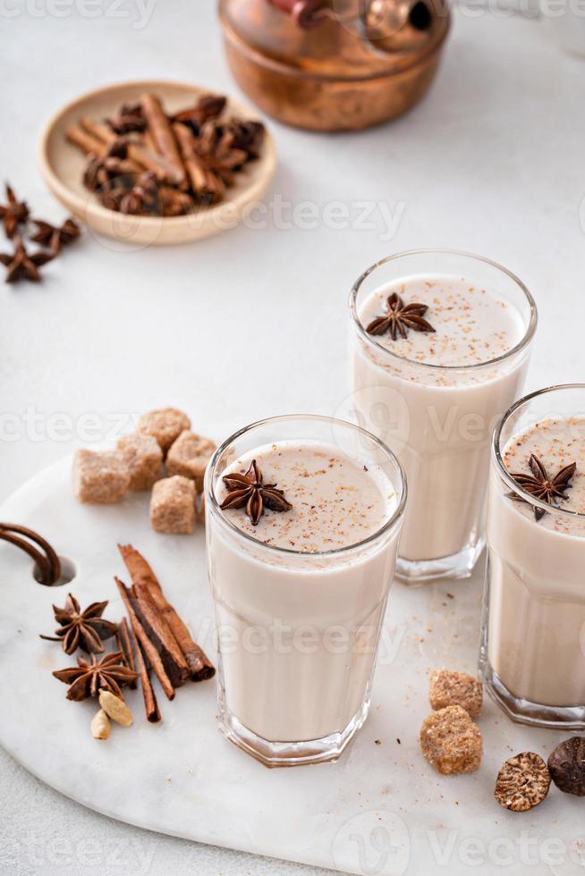 chai nel alto bicchieri con totale spezie foto