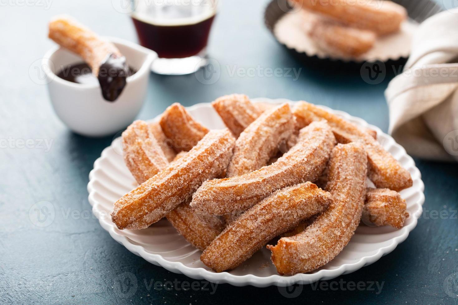 fatti in casa churros con cannella zucchero su un' piatto foto