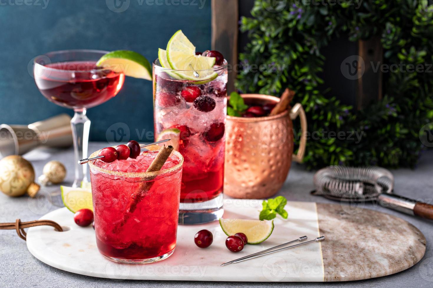 varietà di festivo Natale cocktail con mirtillo e lime foto