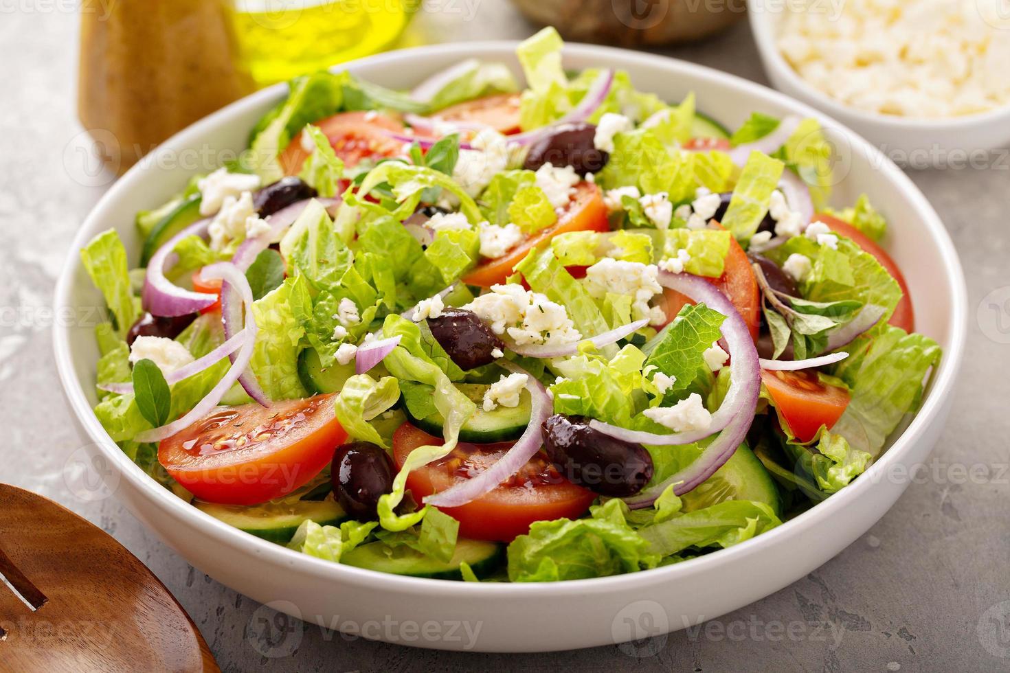 vegetariano greco insalata con vinaigrette condimento foto