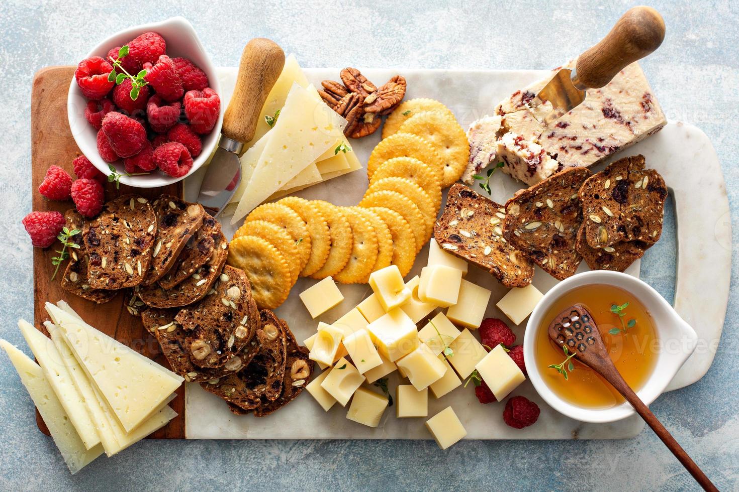 formaggio e spuntini tavola con lampone e cracker foto