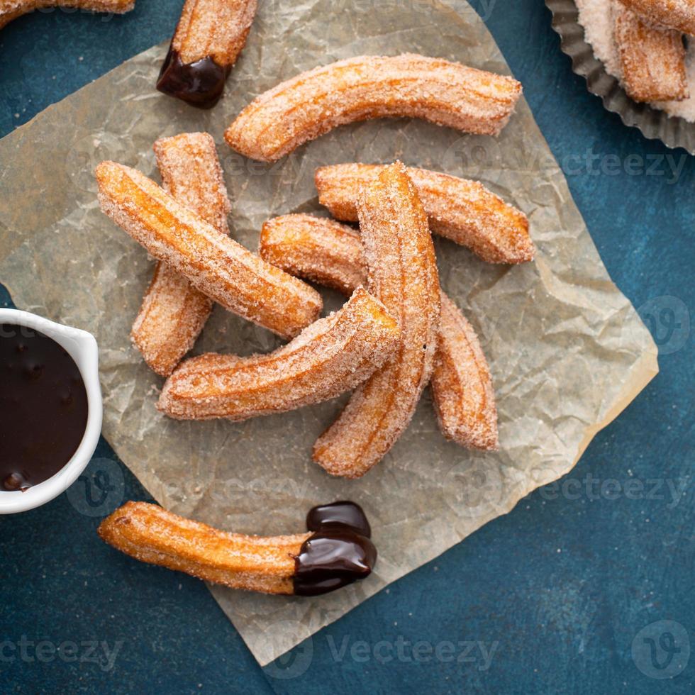 fatti in casa churros con cannella zucchero su pergamena foto