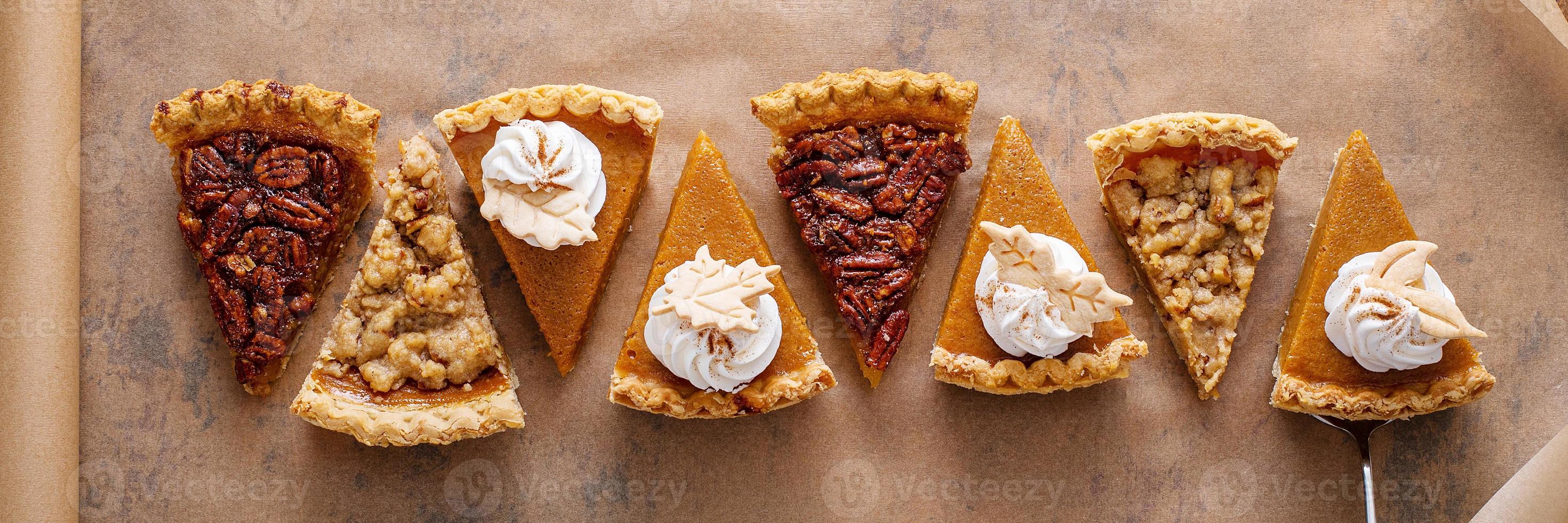 varietà di autunno torta fette su pergamena carta foto